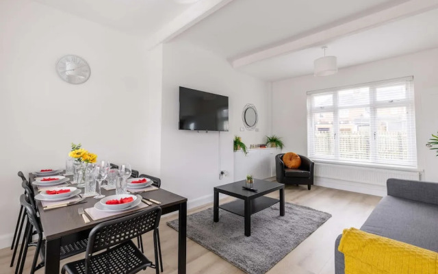 Free Parking - 4 Bedroom House