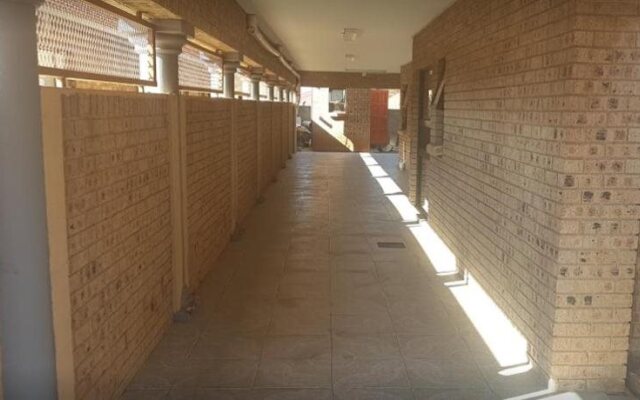 Ekuthuleni Guest House - Soweto
