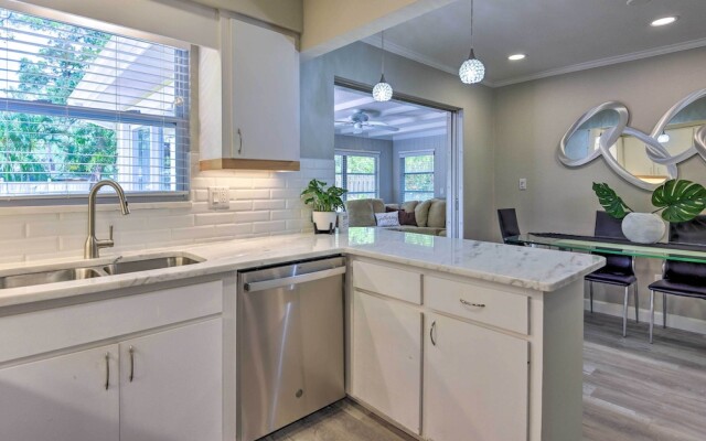 Sunny Sarasota Home w/ Yard < 2 Mi to Downtown!