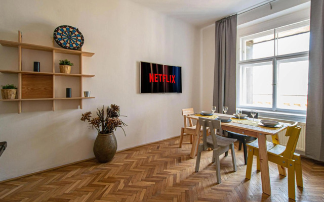 Super Central Billiard and Darts Big Apartment