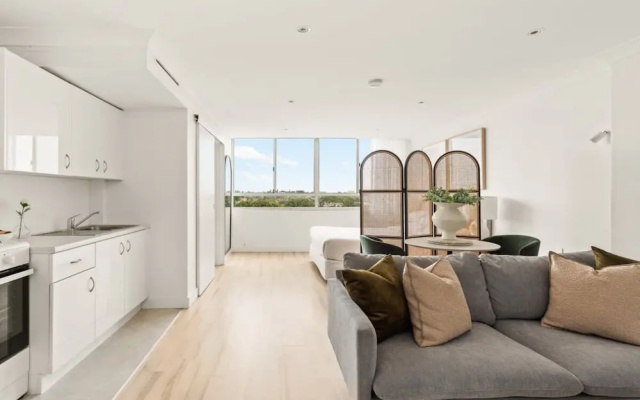 Chic Studio With a Pool and Moments From Shop – Guest Rooms – Sydney