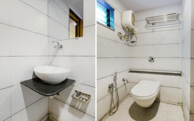 OYO 70998 Hotel Safari Inn