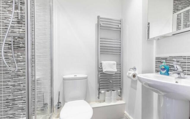 2 Bed & 2 Bath Modern Apartment - Free Parking