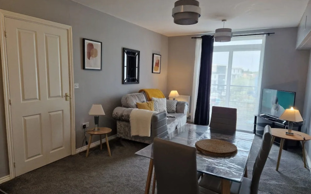 Stylish 2-bed Apartment - Sleeps 4, Parking & Wifi