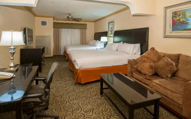 Holiday Inn Express Bakersfield Central