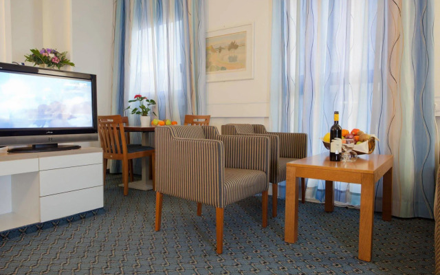 Best Western Regency Suites