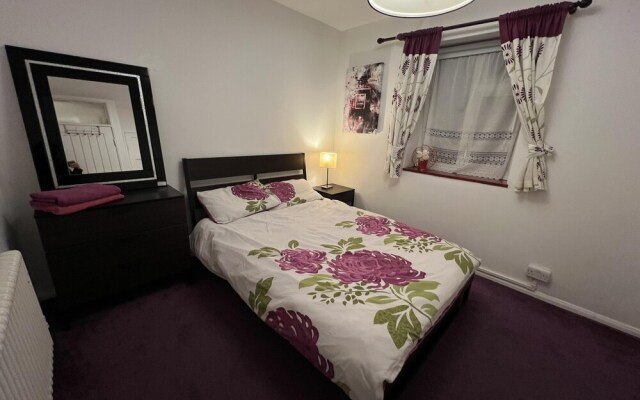 Specious 2 x Double Bedroom Flat in London E18
