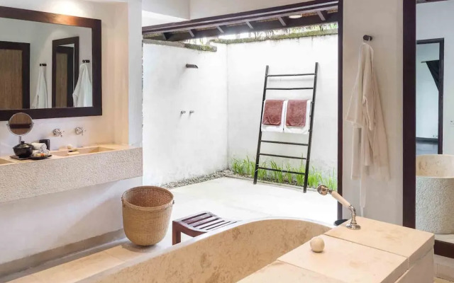 Sira Beach House