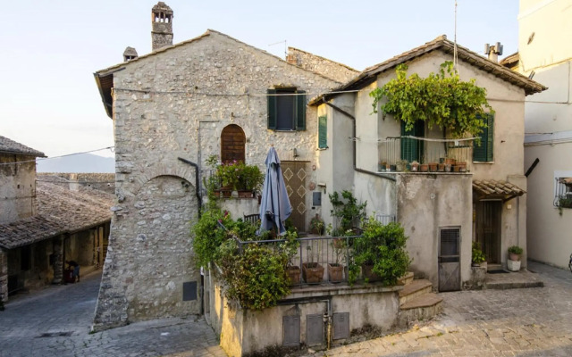 Casa Della Torre In Borgo Medievale