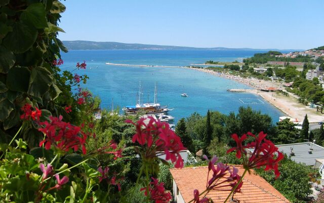 Apartment Ivan - with parking : A4 Omis, Riviera Omis