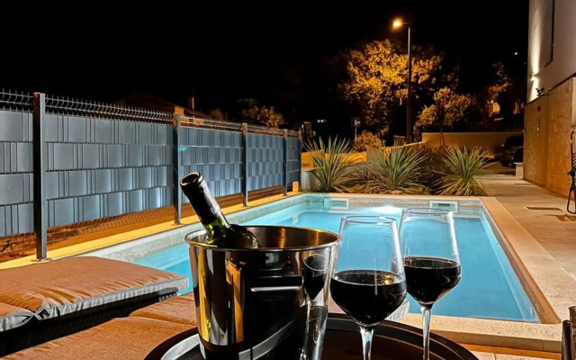 J&N Hill's Residence with swimming pool