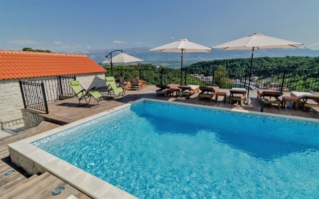 Luce - Pool and View - A1