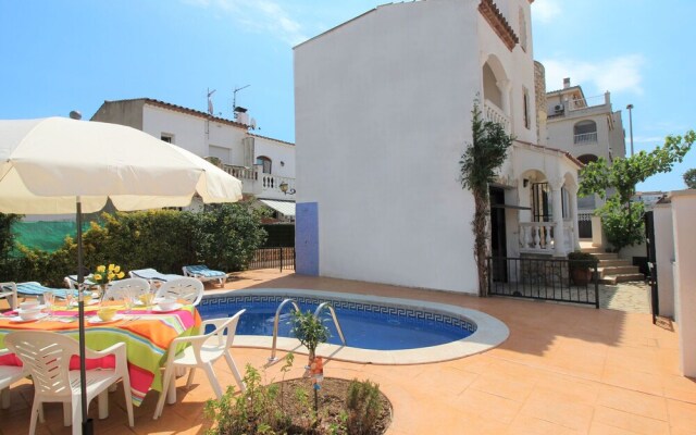 Holiday home in Empuriabrava with a private swimming pool