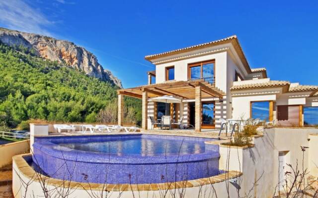 Villa - 4 Bedrooms with Pool, WiFi and Sea views - 104976