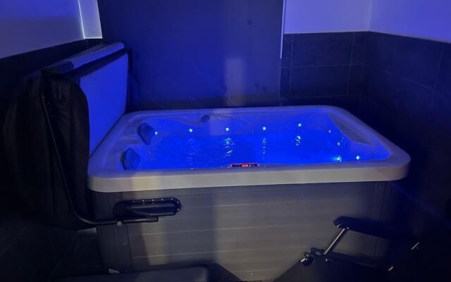 London Luxury Apartments with Jacuzzi Hot tub & Sauna
