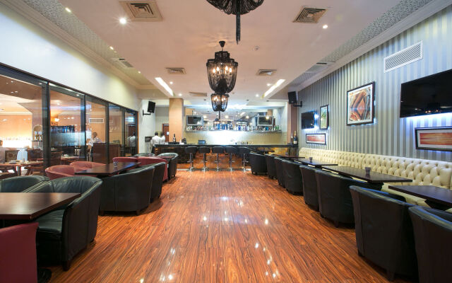 Victoria Crown Plaza Hotel