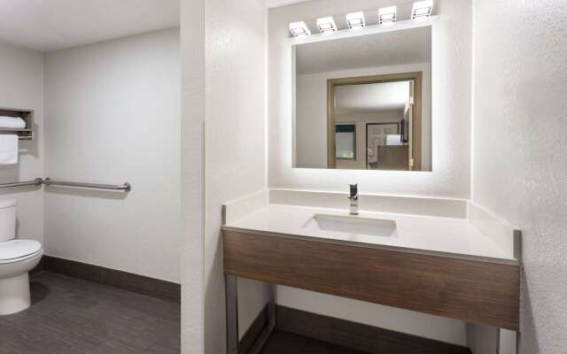 Super 8 by Wyndham Prattville Montgomery