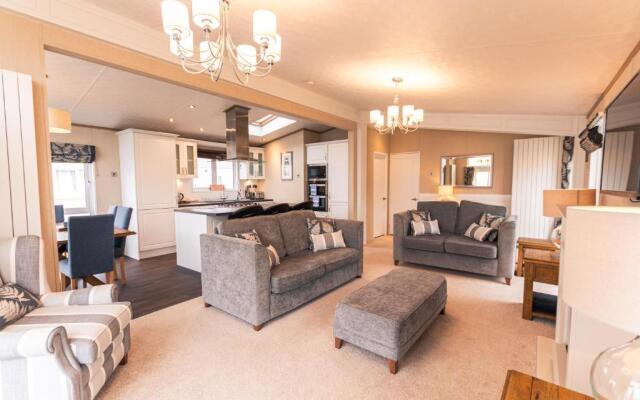 Lakeside Gem with Hot Tub