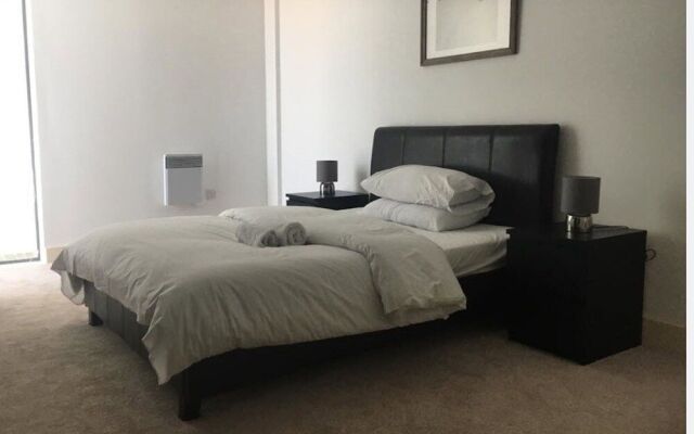 Spacious bright apartment w parking
