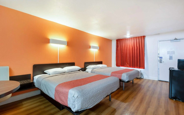 Motel 6 Houston, TX - East