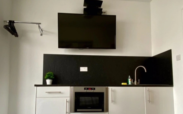 OYO Hillcrest Studio Apartments