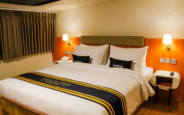 Doulos Phos The Ship Hotel