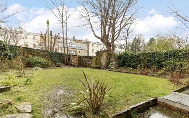 Walk Anywhere From This Cosy Central Flat