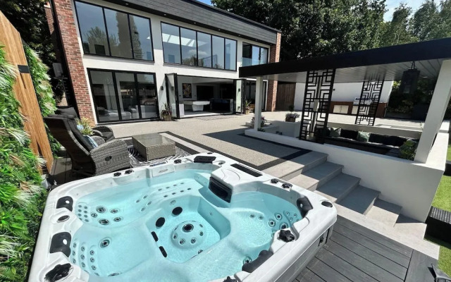 5 Bed Villa-sleeps 10-hot Tub-bar & Pool Table