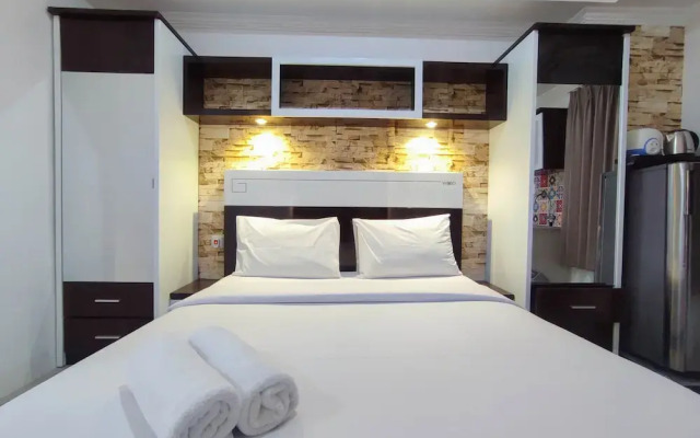 Simple And Homey Studio Room At Paltrow Apartment