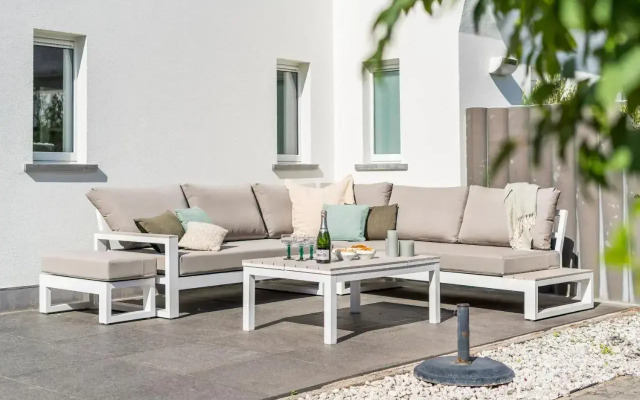 Villa Gamoni - spacious holiday home with garden