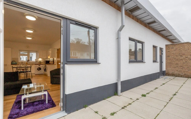 2BR Apt-sleeps 5-accessible-central Dartford