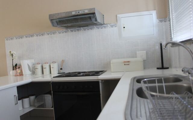Chic & Serene 1-Bed Haven in Roodepoort