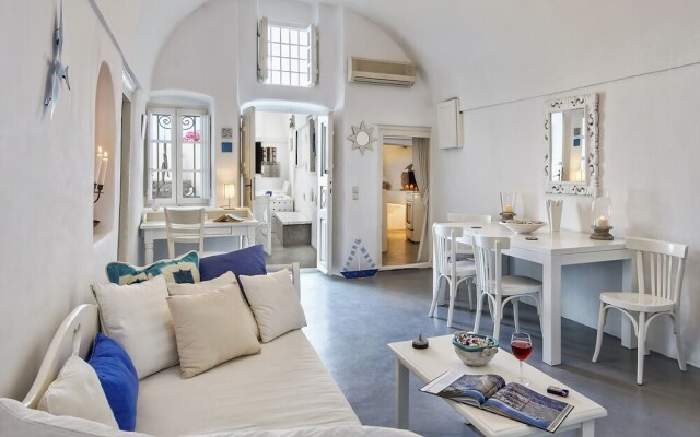 Pyrgos 3-bed Villa, Sleeps 8, With Pool and Aircon