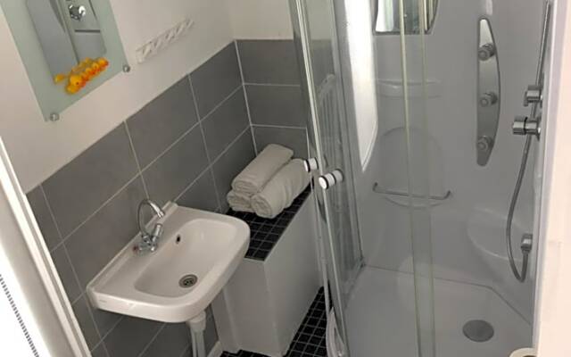 Luxury studio on Robs houseboat