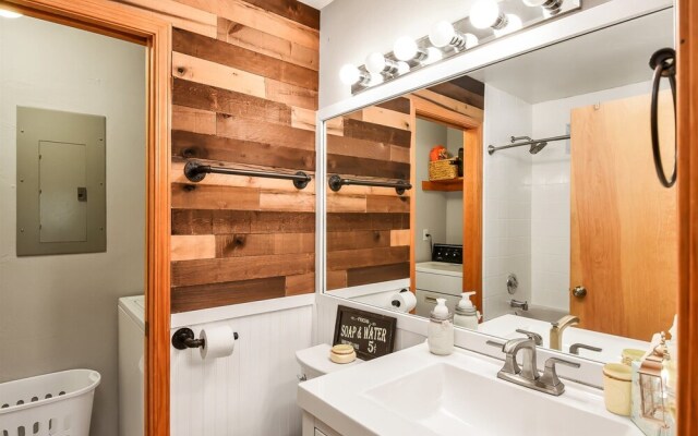 Cozy Hilltop Retreat