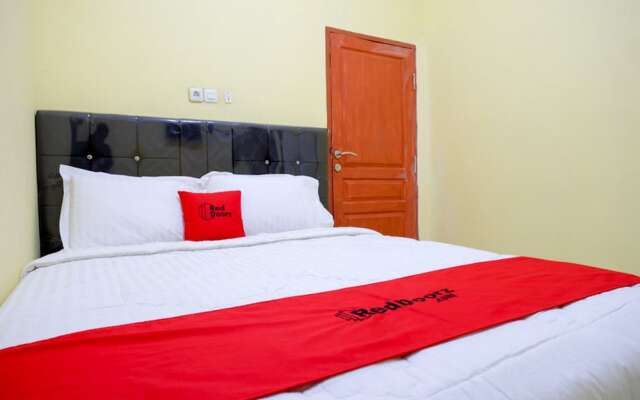 RedDoorz near Universitas Alkhairaat Palu