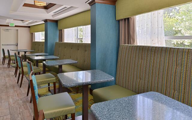 Holiday Inn Express Hotel & Suites River Park by IHG