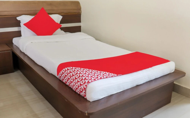 OYO 41953 Hotel Trinity East