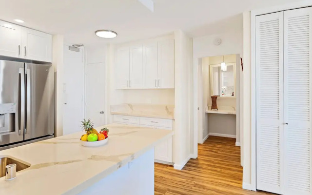 Ocean View 1BR at Ilikai Marina