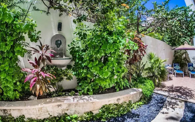 Romanina 1 Condo in the Heart of Playa del Carmen by Redawning