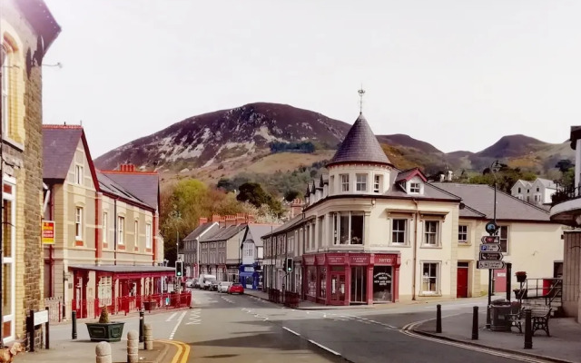Llys Madoc, The Top Flat