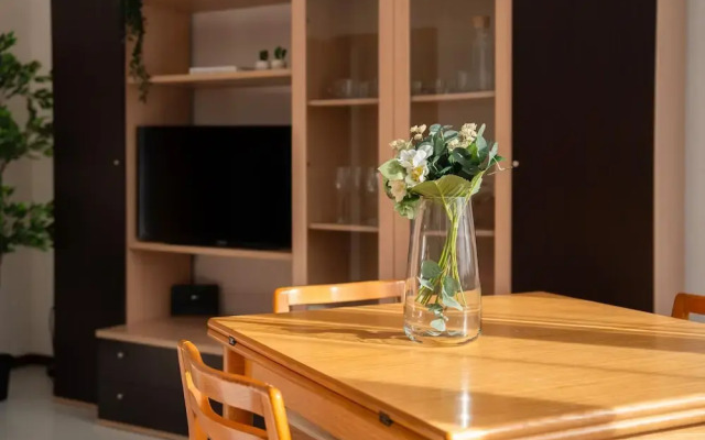 Scarlet Apartment with Garden