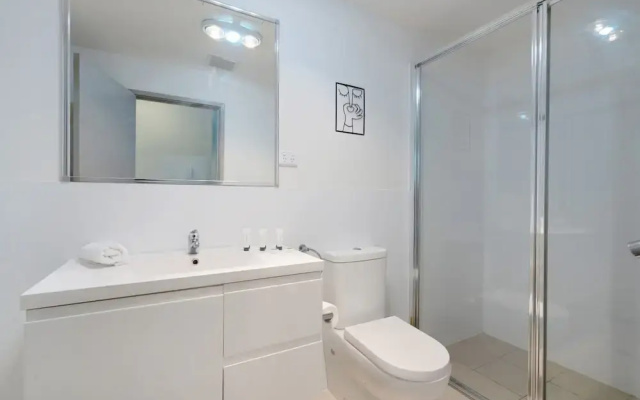 Elegant 2-bed Apartment With Balcony