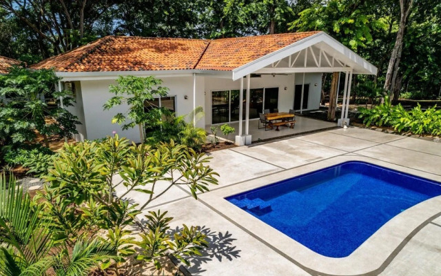 House and Apartment With Private Pool - Walk to Beach