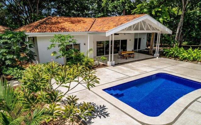House and Apartment With Private Pool - Walk to Beach