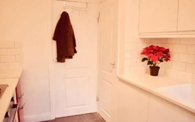 Spacious 3 Bedroom Flat Near Vibrant Camberwell