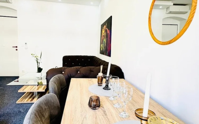 Spacious 7BR Apartment Prime Location