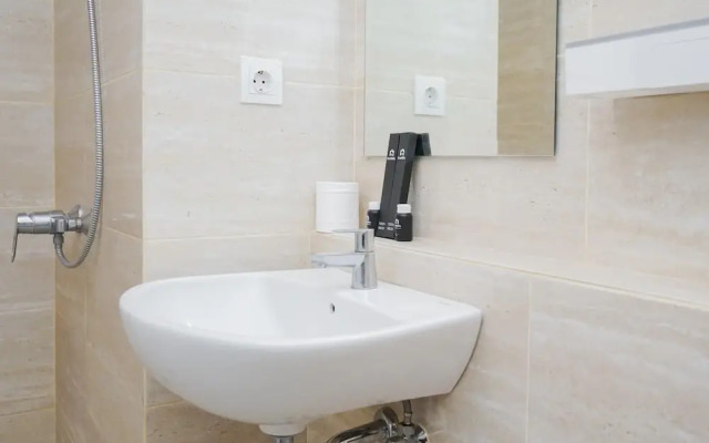 Elegant and Relaxing Studio Apartment at Springwood Residence