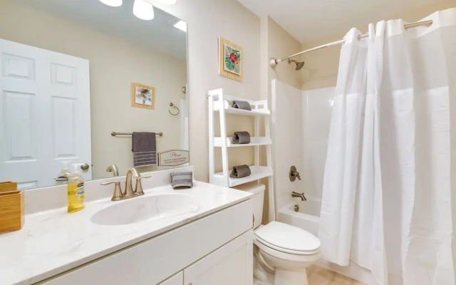 Hike & Ski: Pocono Lake Home w/ Community Perks!