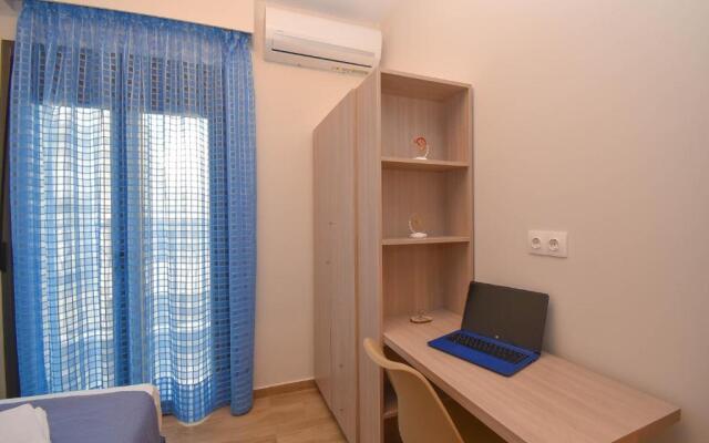 Apt with private Roof Garden 70 m From BEACH